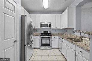 4852 Eisenhower Ave in Alexandria, VA - Building Photo