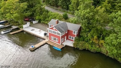 206 Lakeside Rd in West Milford, NJ - Building Photo - Building Photo