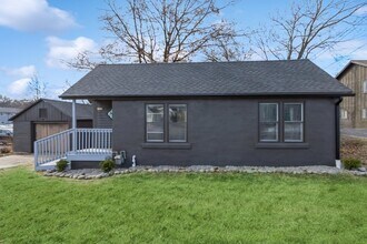 5938 Barton Dr in Shawnee, KS - Foto de edificio - Building Photo