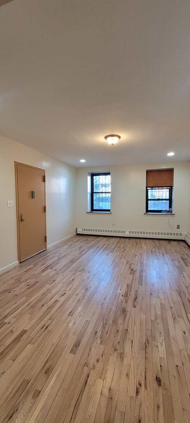 102 Malcolm X Blvd in Brooklyn, NY - Building Photo - Building Photo