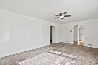 1104 E Dewey Ave in Nampa, ID - Foto de edificio - Building Photo