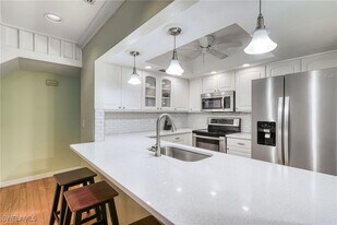 3353 Timberwood Cir in Naples, FL - Building Photo