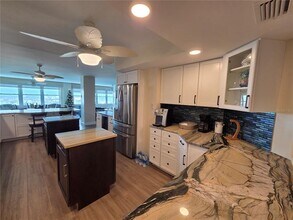 5200 Brittany Dr S in St. Petersburg, FL - Building Photo - Building Photo