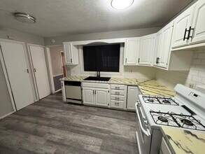 725 W 22nd Ave in Hutchinson, KS - Building Photo - Building Photo