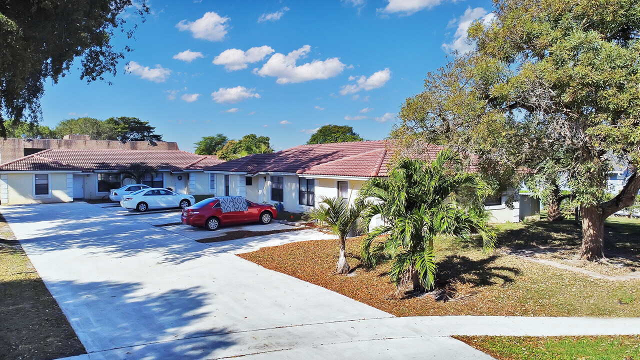 12781 Peconic Ct in Wellington, FL - Building Photo