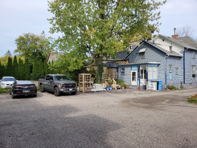 811 N Capitol Ave, Unit A in Lansing, MI - Foto de edificio - Building Photo