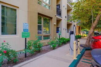 Reveal in Woodland Hills, CA - Foto de edificio - Building Photo
