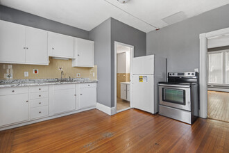 19 Hamlet Ave in Woonsocket, RI - Building Photo - Interior Photo