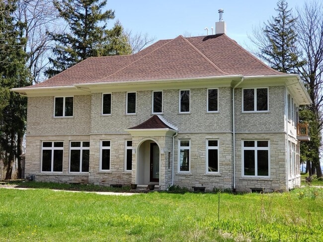 598 Lake Shore Rd in Grafton, WI - Building Photo - Building Photo