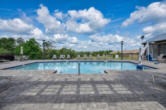 7814 Burnside Lp in Pensacola, FL - Foto de edificio - Building Photo