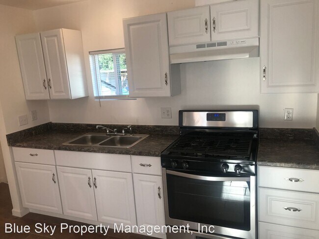 70 E Yates Ave in Porterville, CA - Building Photo - Building Photo