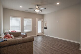 654 N Littleleaf Ter in Fayetteville, AR - Foto de edificio - Building Photo