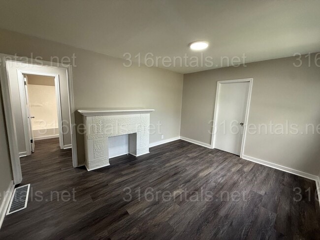 2301 S Laura St in Wichita, KS - Foto de edificio - Building Photo