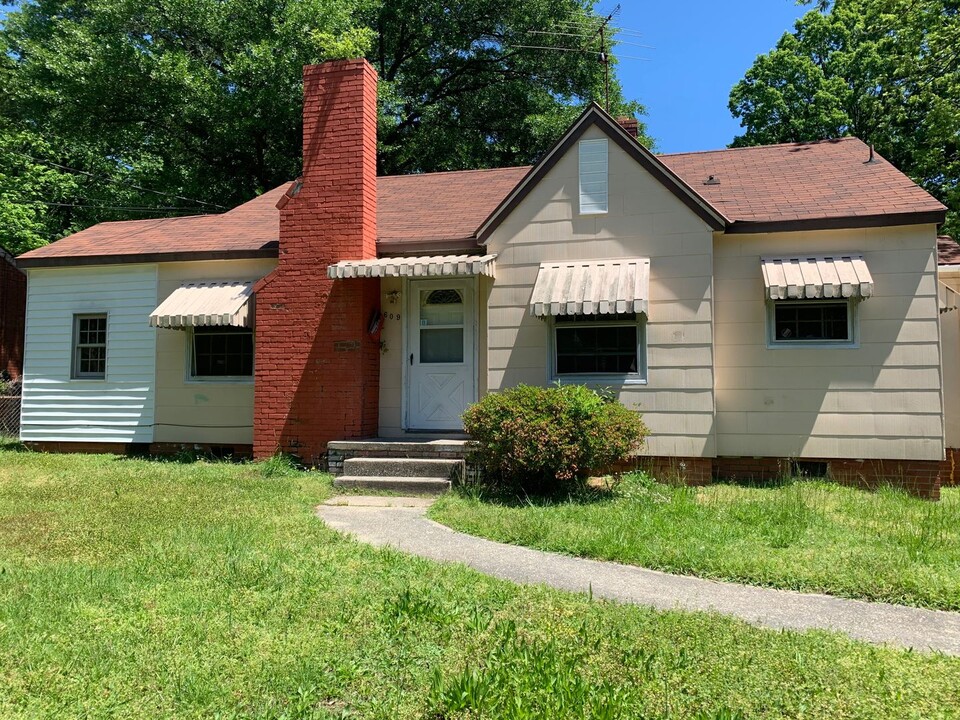 609 Ambassador St in Charlotte, NC - Foto de edificio