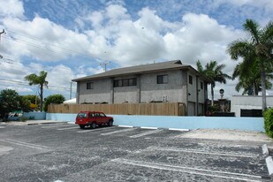 340 Conniston Rd in West Palm Beach, FL - Building Photo