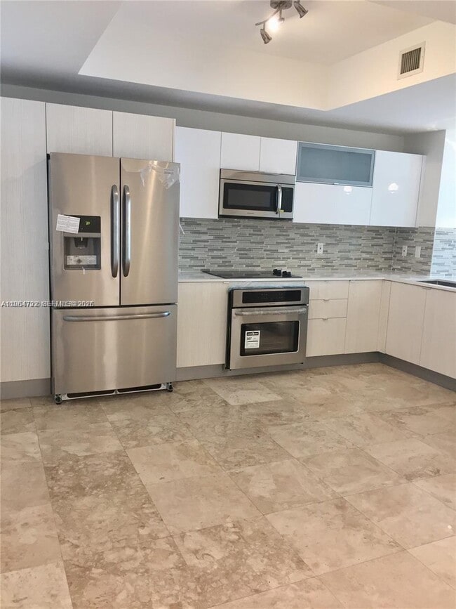 3330 NE 190th St in Miami, FL - Building Photo - Building Photo