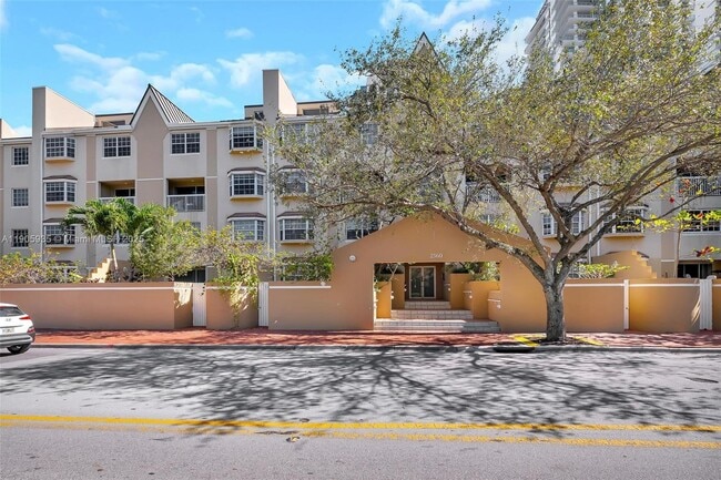 property at 2560 Tigertail Ave