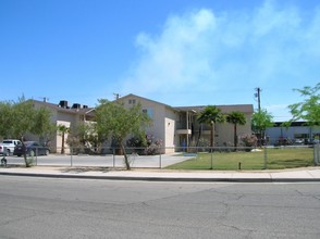 934 E St in Brawley, CA - Foto de edificio - Building Photo