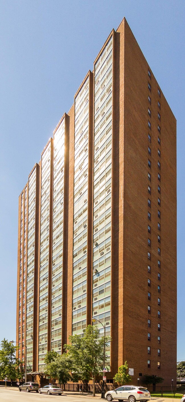 Eastwood Towers in Chicago, IL - Building Photo - Building Photo