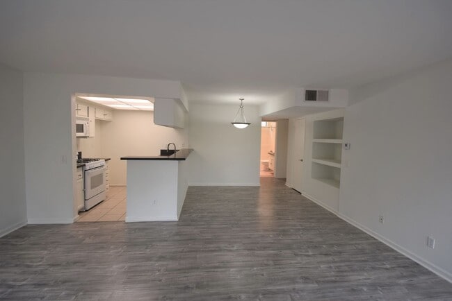 12352 Burbank Blvd in Los Angeles, CA - Building Photo - Building Photo