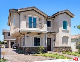 2005 Robinson St in Redondo Beach, CA - Building Photo