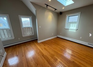 24 Ellington Rd, Unit 3 in Somerville, MA - Foto de edificio - Building Photo