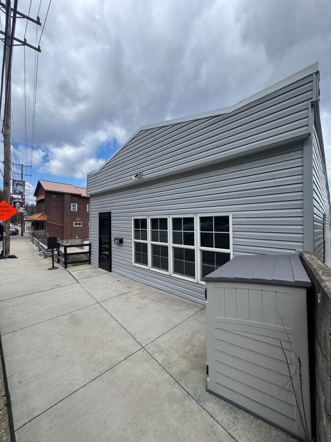 1548 Island Ave, Unit Top Unit in Mckees Rocks, PA - Foto de edificio - Building Photo