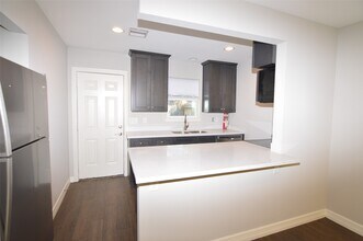 10002 Neuens Rd in Houston, TX - Foto de edificio - Building Photo