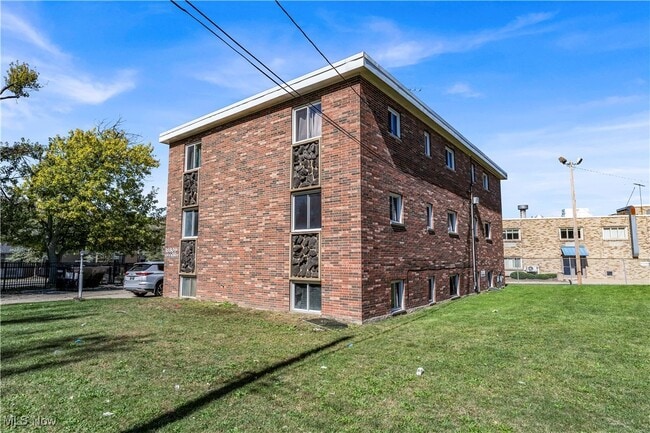 18809 Bella Dr in Cleveland, OH - Building Photo - Building Photo
