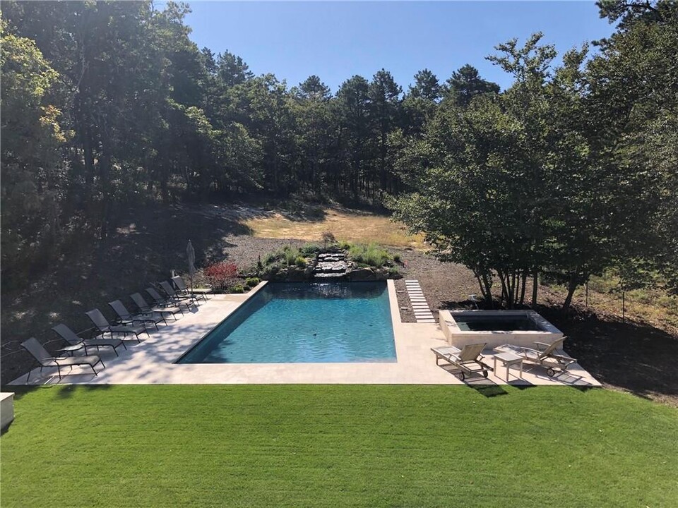 4 Albert Ave in Southampton, NY - Building Photo