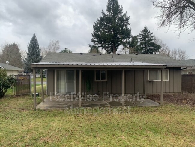 1132 SW Ballinger Dr in Grants Pass, OR - Building Photo - Building Photo