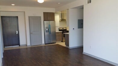 1008 N Monterey St, Unit 101 in Alhambra, CA - Building Photo - Building Photo