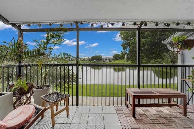 2737 S Oakland Forest Dr in Oakland Park, FL - Building Photo - Building Photo