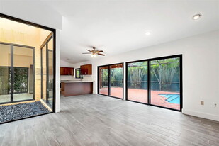 10240 SW 91st St in Miami, FL - Building Photo