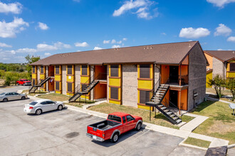 Towne East Village in Converse, TX - Foto de edificio - Primary Photo