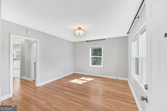 1194 Spring Valley Ln NE in Atlanta, GA - Foto de edificio - Building Photo