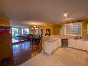 1088-1088 Sunset Dr in Kelowna, BC - Building Photo - Building Photo