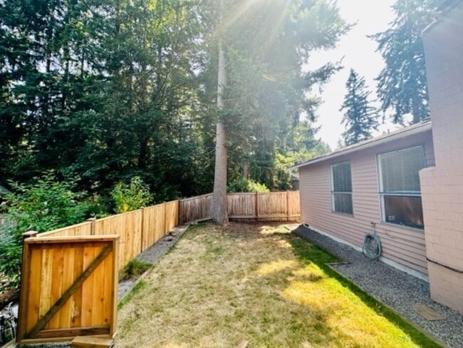 14406 SE 19th Pl in Bellevue, WA - Foto de edificio - Building Photo