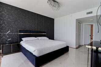 16699 Collins Ave, Unit 1203 in Sunny Isles Beach, FL - Foto de edificio - Building Photo