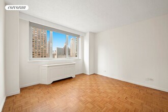 45 W 67th St in New York, NY - Building Photo - Building Photo
