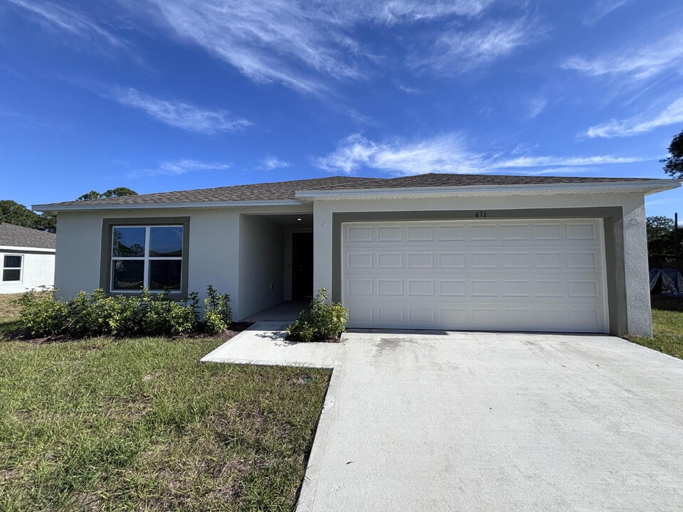 671 Weaver Rd SW in Palm Bay, FL - Building Photo