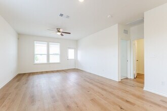 1194 Casa Luminar in Converse, TX - Building Photo - Building Photo