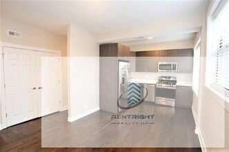 2230 N Sawyer Ave, Unit 3E in Chicago, IL - Foto de edificio - Building Photo