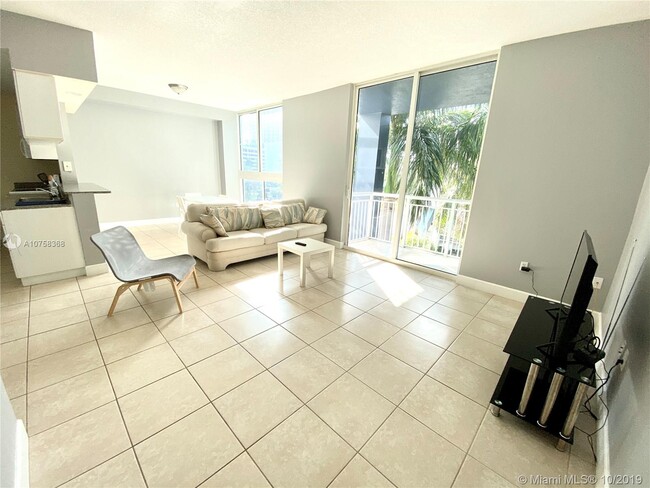 275 NE 18th St, Unit 310 in Miami, FL - Foto de edificio - Building Photo