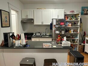 170 Maple St, Unit 310 in Malden, MA - Foto de edificio - Building Photo