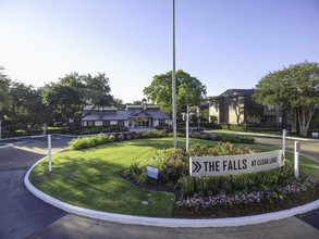 Falls at Clear Lake Apartments in Webster, TX - Foto de edificio - Building Photo