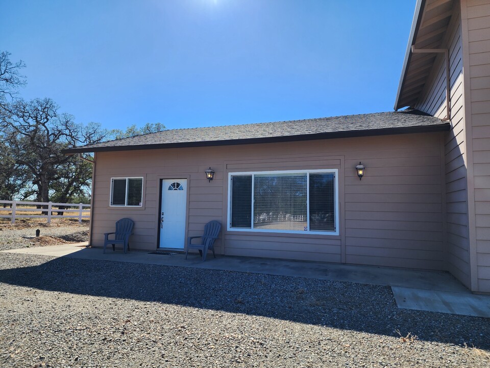 21665 Wilcox Rd in Red Bluff, CA - Building Photo