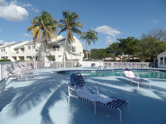 3465 NW 44th St in Lauderdale Lakes, FL - Building Photo - Building Photo