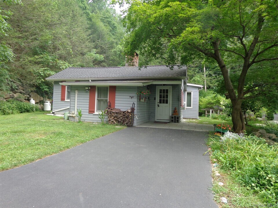 65 Mexico Ln in Mahopac, NY - Building Photo