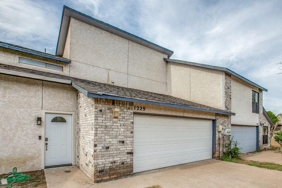 1229 Forest Cove Ln in Garland, TX - Building Photo